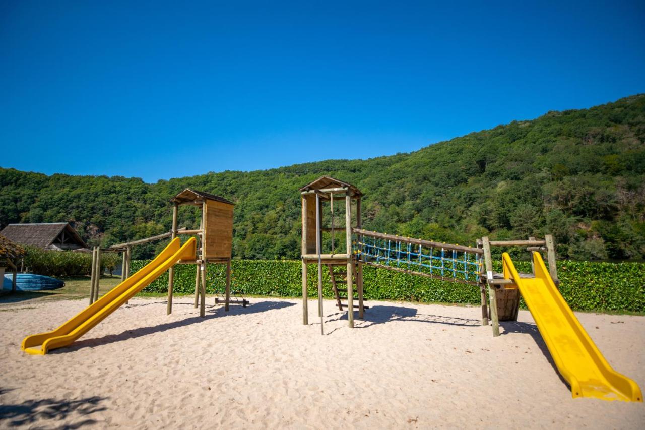 Camping Le Chateau Du Gibanel Saint-Martial-Entraygues Exteriör bild