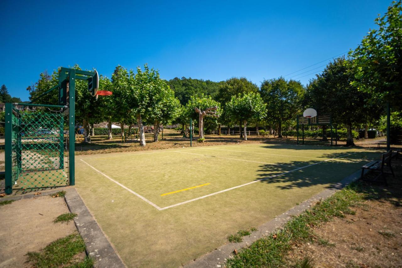 Camping Le Chateau Du Gibanel Saint-Martial-Entraygues Exteriör bild