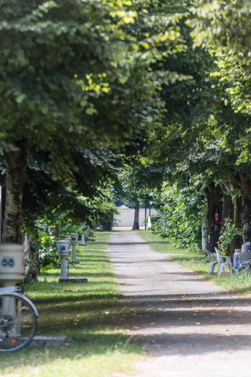 Camping Le Chateau Du Gibanel Saint-Martial-Entraygues Exteriör bild