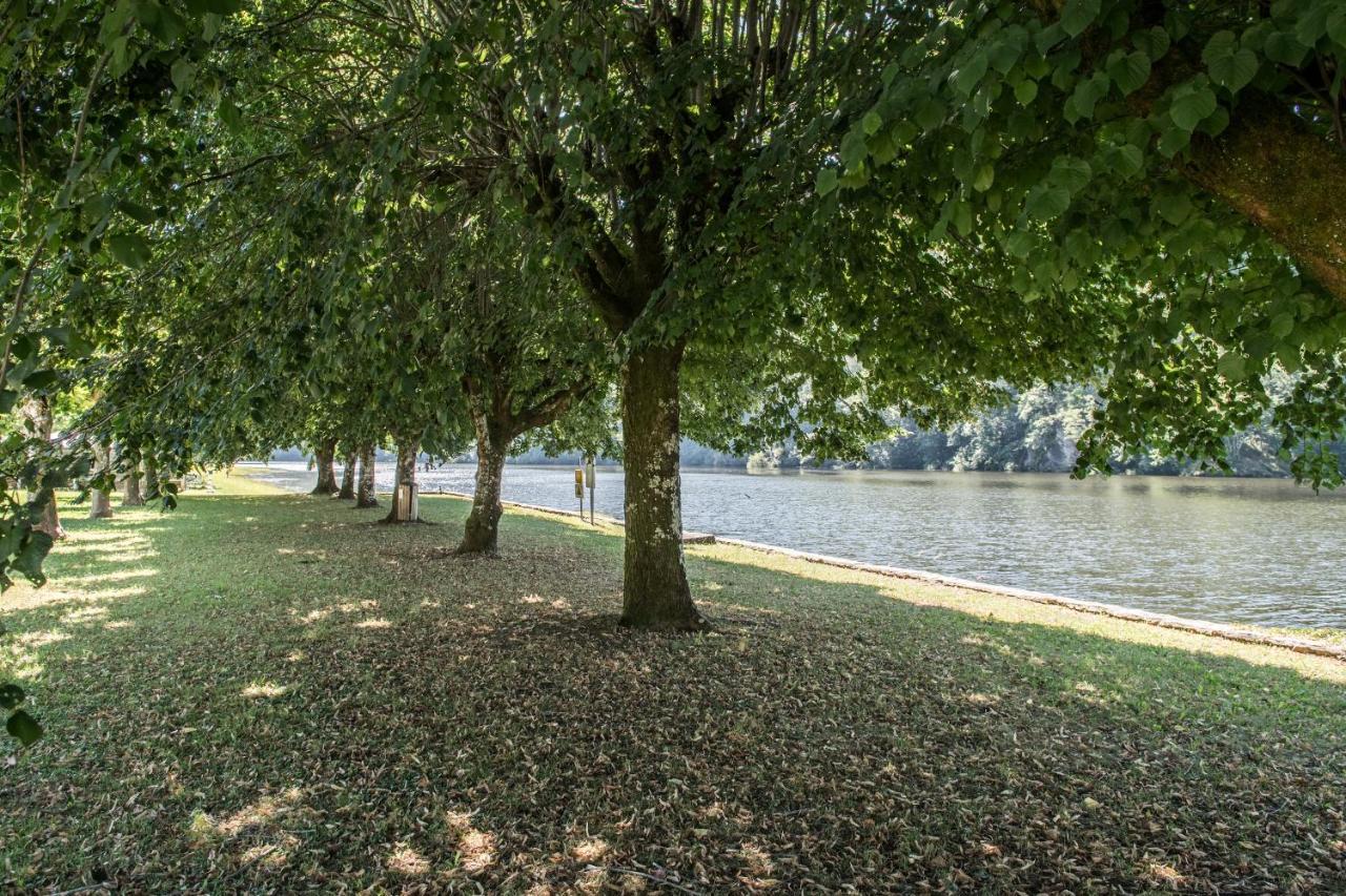 Camping Le Chateau Du Gibanel Saint-Martial-Entraygues Exteriör bild